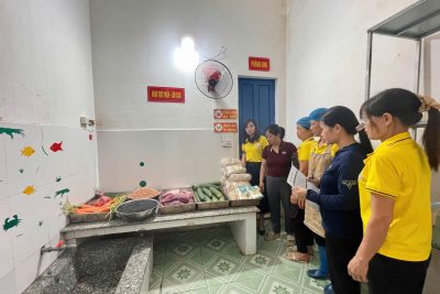 CÔNG TÁC PHỐI HỢP GIÁM SÁT KHÂU GIAO NHẬN THỰC PHẨM HÀNG NGÀY TẠI BẾP ĂN TRƯỜNG MẦM NON NGHĨA CHÂU XÃ NGHĨA HƯNG, TỈNH NINH BÌNH