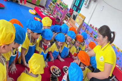 Hoạt động trải nghiệm làm cơm cuộn – Lớp 4 tuổi C