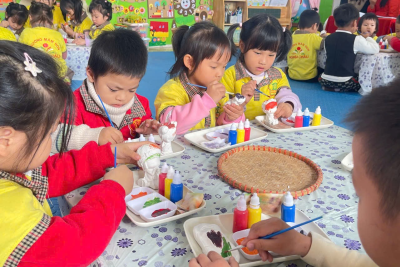 HOẠT ĐỘNG KHÁM PHÁ KHOA HỌC: THÍ NGHIỆM “TẠO RA MÀU MỚI TỪ MÀU CƠ BẢN” – LỚP 4 TUỔI B TRƯỜNG MẦM NON NGHĨA CHÂU