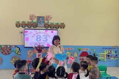 Món quà tặng cô và mẹ của các con học sinh lớp 2 tuổi E