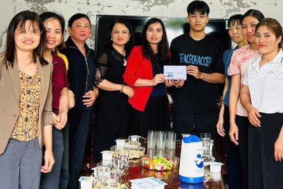 Cán bộ giáo viên trường mầm non Nghĩa Châu chúc mừng, động viên con giáo viên lên đường thực hiện nghĩa vụ quân sự