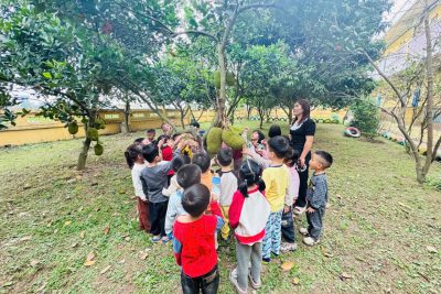 Trải nghiệm thú vị – Lớp 4 tuổi C thăm vườn cây ăn quả của trường