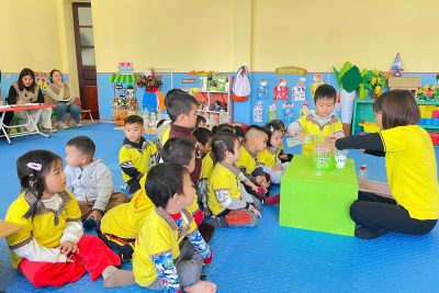 Thí nghiệm “Trứng chìm – trứng nổi” lớp 3 tuổi D trường mầm non Nghĩa Châu