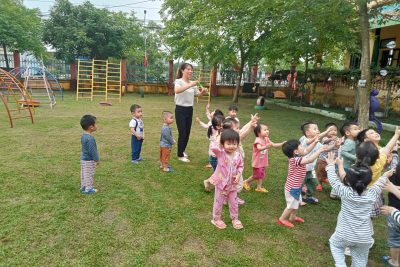 Hoạt động ngoài trời lớp 2 tuổi A trường mầm non Nghĩa Châu