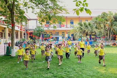Hoạt động tạo hình “Chong chóng sắc màu” – Lớp 5 tuổi D