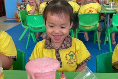 Lớp 3 tuổi D trường mầm non Nghĩa Châu khám phá khoa học “Bọt tuyết phun trào”