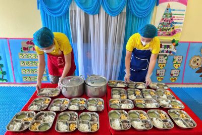 Hoạt động ăn trưa lớp 3 tuổi C trường mầm non Nghĩa Châu