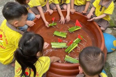 Hoạt động trải nghiệm “Làm bè nổi” – Lớp 3 tuổi A