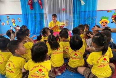Hoạt động trải nghiệm “Bé tách hạt bắp” lớp 2 tuổi A
