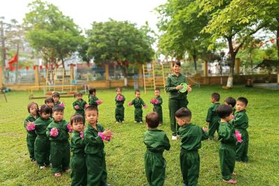 Hoạt động trải nghiệm “Bò chui qua cổng” của các chú bộ đội nhí lớp 2 tuổi B
