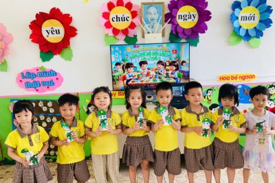 Hoạt động tạo hình “Chú bộ đội lắc lư” của lớp 4 tuổi B